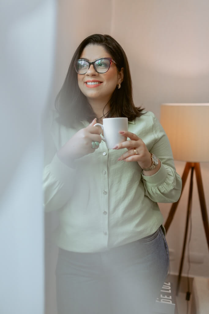 Sobre Mim Eu sou Renata Góes, psicóloga junguiana (CRP 06|118085), com formação em psicologia financeira, e atendo mulheres há mais de 6 anos, especialmente aquelas que estão vivendo o pós divórcio. Antes de trabalhar com isso, eu também vivi uma separação.
Eu sei o que é sentir medo do futuro. Sei o que é ter que reorganizar a vida, a rotina, o dinheiro e as emoções tudo ao mesmo tempo. Sei o quanto isso mexe com a nossa autoestima e com a nossa segurança.
Foi atravessando essa fase que eu entendi que separação não é só o fim de um relacionamento. É um ponto de virada para o resgate da nossa essência. É quando precisamos reconstruir não só a vida afetiva, mas também a relação com o próprio valor, inclusive financeiro.
Minha base na psicologia analítica e na psicologia financeira não são detalhes no meu trabalho. Elas guiam como enxergo cada processo. Porque no pós divórcio, dinheiro não é só dinheiro. É poder, é medo, é autonomia, é história. E tudo isso precisa ser cuidado junto.
Hoje eu uno minha formação, minha experiência clínica e a minha própria vivência para ajudar mulheres a se fortalecerem. Meu trabalho é acolhedor, mas também é prático. Acredito em consciência, responsabilidade e na construção real de autonomia emocional e financeira.
Se você quer sair da confusão e viver um recomeço mais consciente e seguro, eu estou aqui.